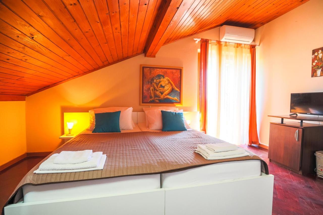Apartments And Rooms Sinka Биоград-на-Мору Экстерьер фото