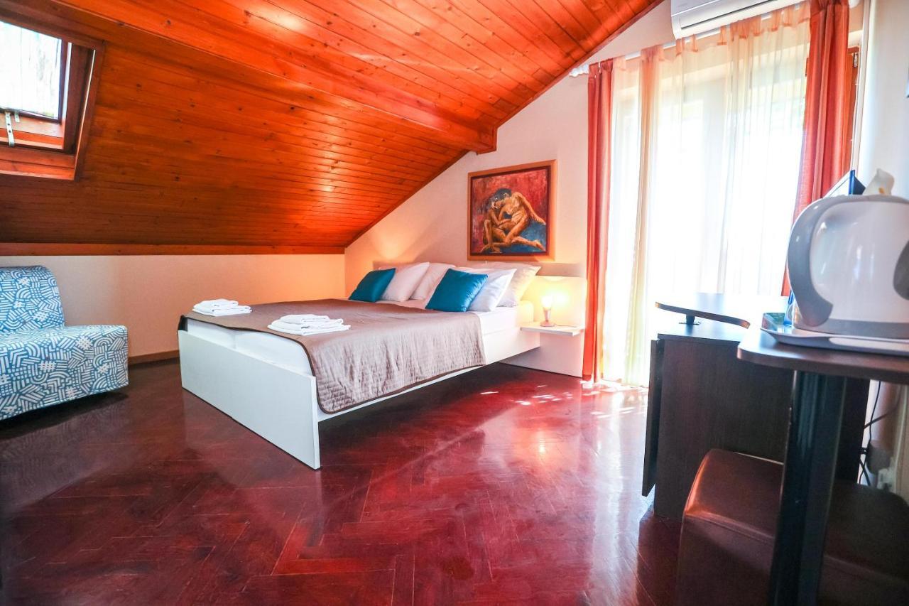 Apartments And Rooms Sinka Биоград-на-Мору Экстерьер фото