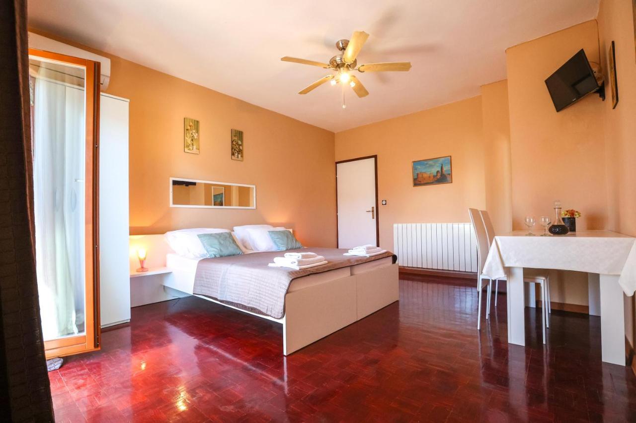 Apartments And Rooms Sinka Биоград-на-Мору Экстерьер фото