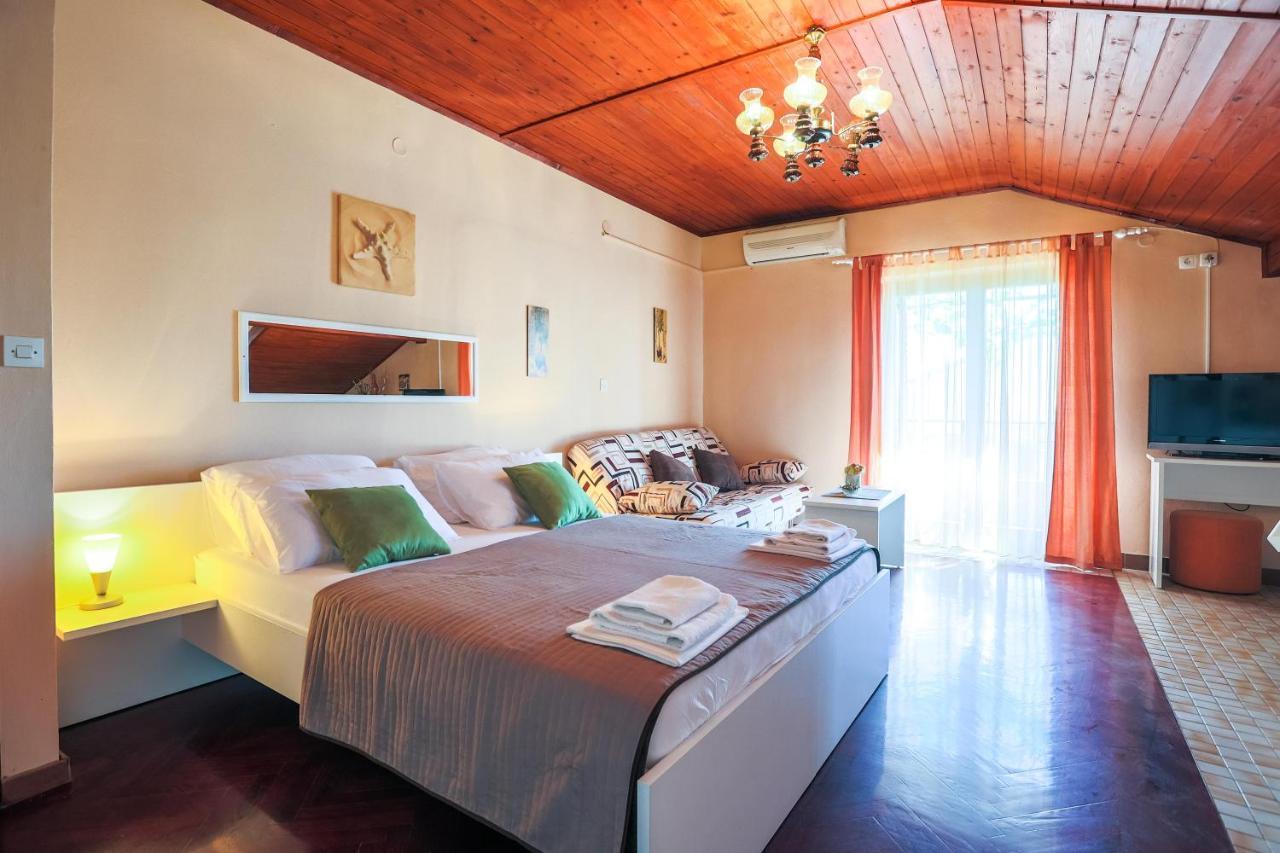Apartments And Rooms Sinka Биоград-на-Мору Экстерьер фото