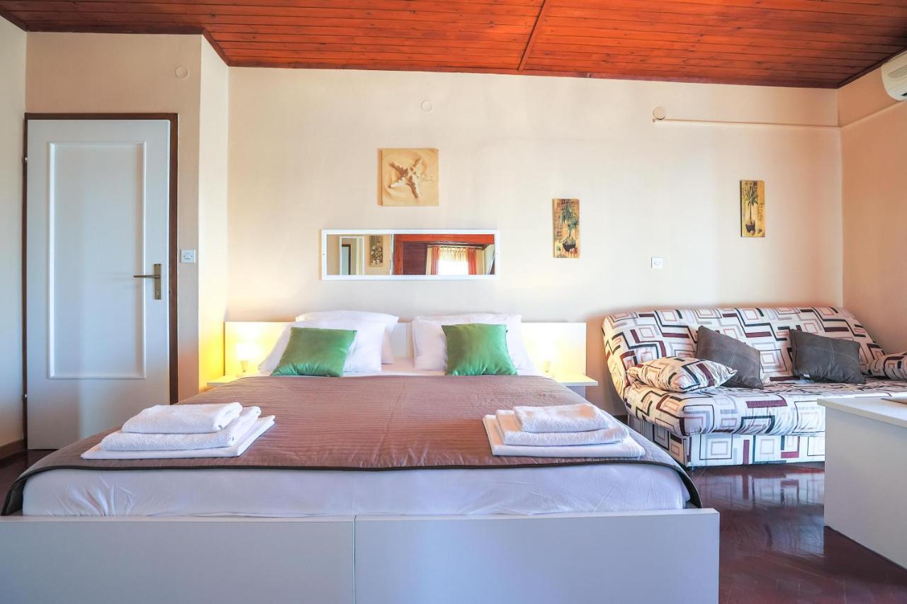Apartments And Rooms Sinka Биоград-на-Мору Экстерьер фото